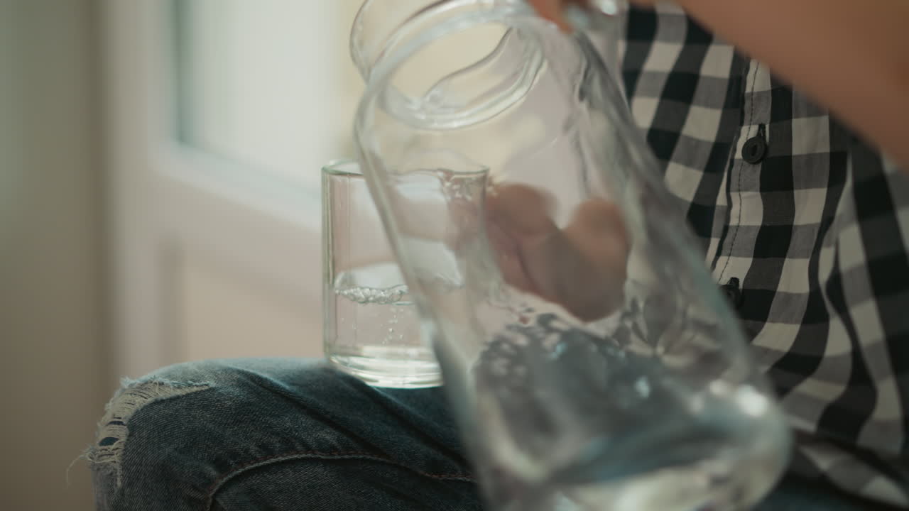 유리잔 에 물 을 부는 사람