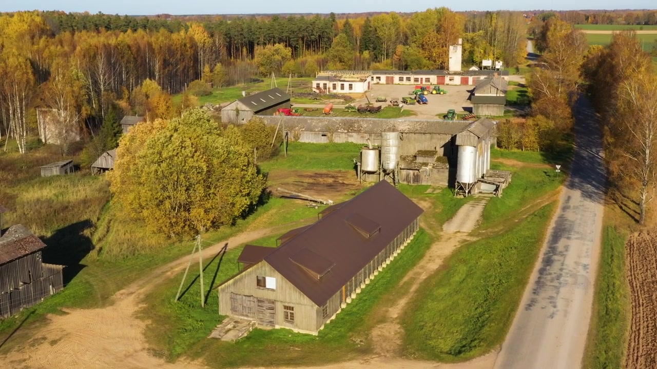 Suuri maatilakokonaisuus useine rakennuksineen ja viljasiiloineen maaseudulla.