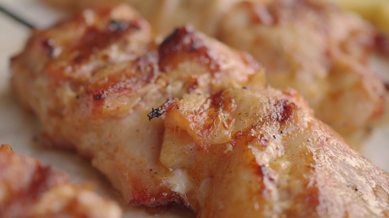 Primo piano di deliziosi spiedini di pollo alla griglia