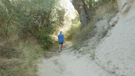 La-Mujer-Disfruta-De-La-Soledad-Al-Aire-Libre-Pacífica-Naturaleza-Meditativa-Caminar-Ejercicio