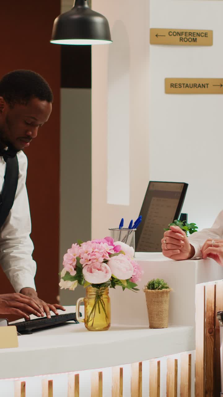 Video verticale: una donna in pensione arriva alla reception