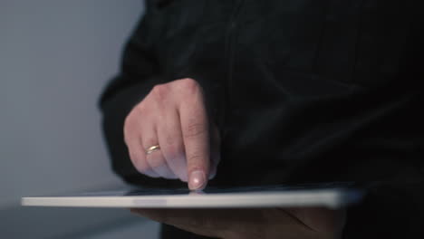 hombre caucásico usando tableta por la noche