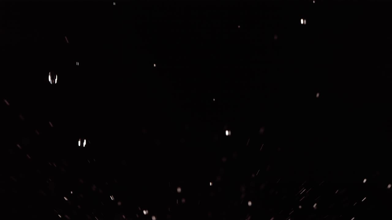 vuelo de limón en fondo negro en cámara lenta