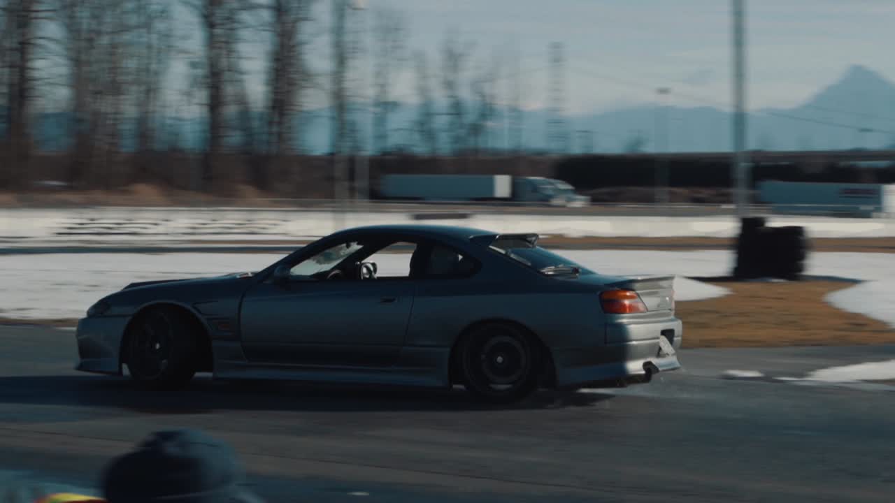 겨울 동안 드리프트 대회에서 커브를 돌고 있는 닛산 실비아