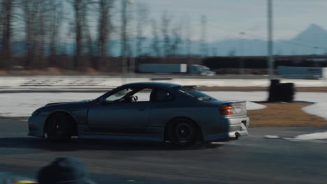 nissan silvia fazendo curva em competição de drifting durante o inverno