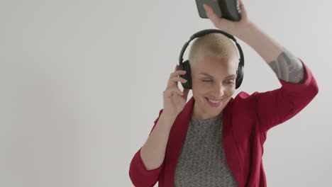 female model wearing blazer listening to headphones 01