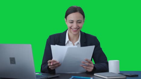 mujer de negocios india feliz firmando un contrato pantalla verde