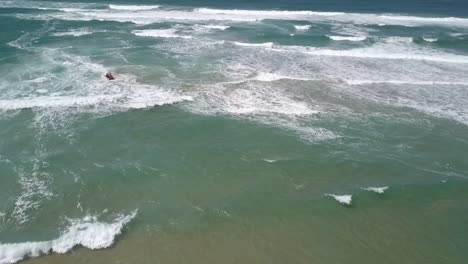 Trans-Agulhas-Rennen:-Rennfahrer-Schlagen-Durch-Den-Shore-Break-Zum-Strand,-Aus-Der-Luft