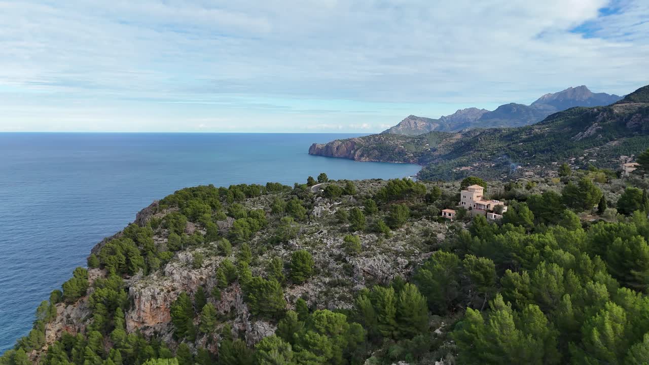 Luftbildüberflug der Küste Mallorcas mit Villa und Aussichtspunkt Mirador de sa Foradada an einem Sommertag