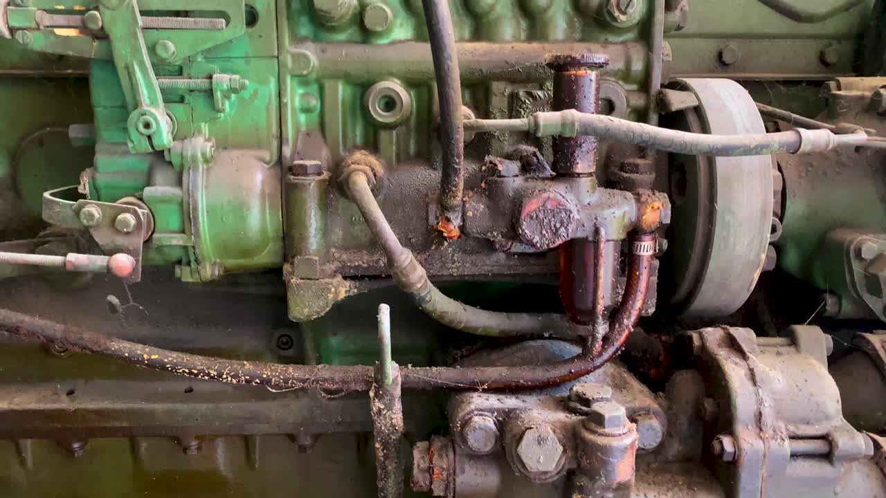 vieja y oxidada máquina de generación, generador, vista de cerca