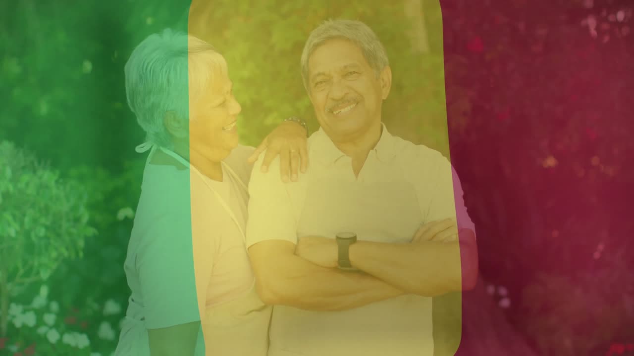 Coppia anziana che ride mentre la donna posa la mano sulla spalla dell'uomo, giardino con overlay grafico tricolore della salute.