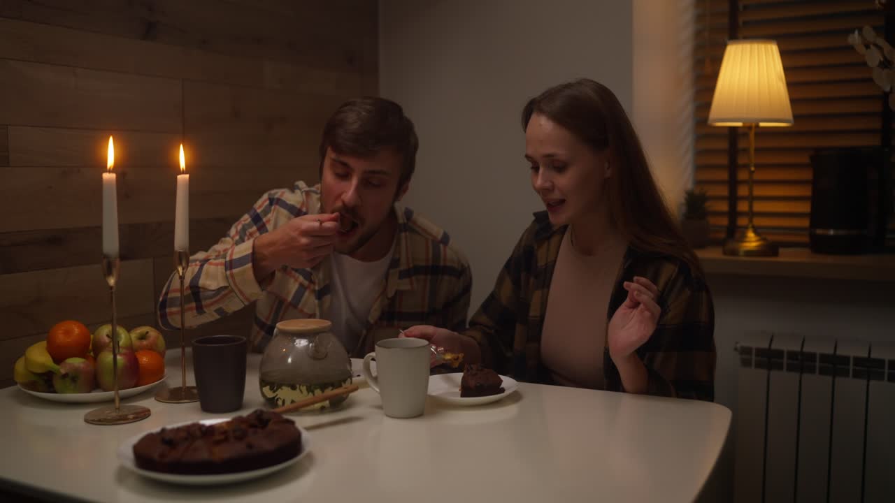 Pasangan menikmati makan malam romantis di rumah