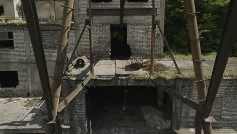 entrada al eje de la mina chiatura abandonada en el desolado edificio de la fábrica