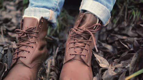 Piernas-En-Zapatos-Marrones-Con-Cordones-Vista-Frontal