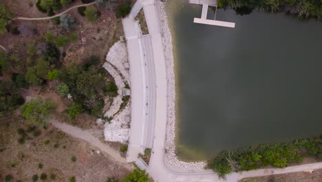 Areal-Sobre-Presa-De-Agua-Y-Embalse-Con-Lago-Agrandado-Detrás-De-Una-Presa