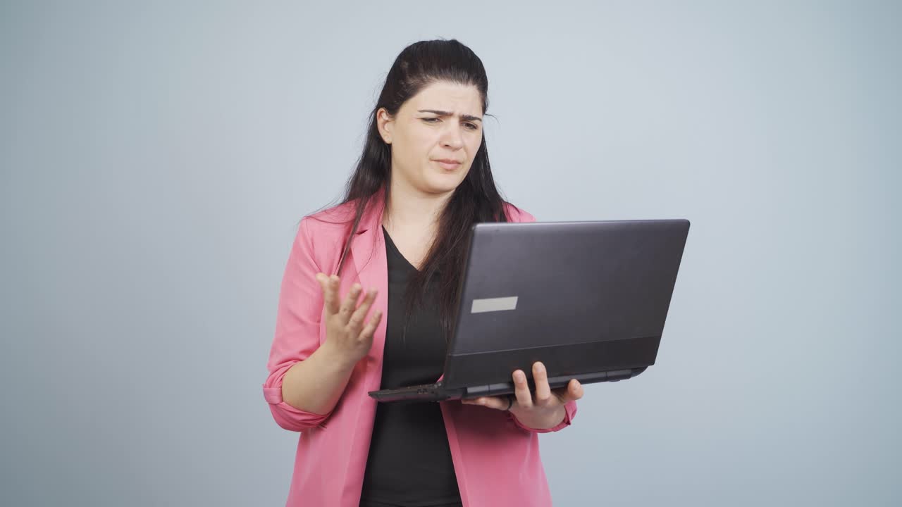 실패한 사업가 여성. 그녀는 카메라를 부정적으로 쳐다본다.