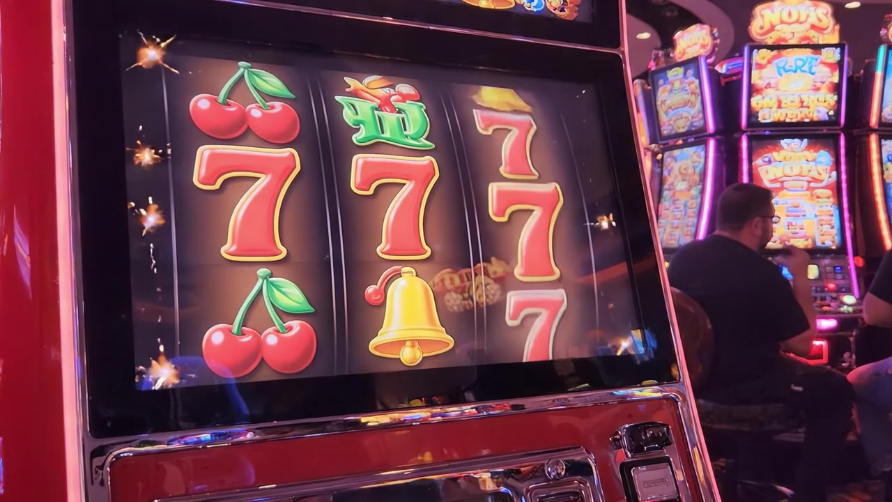 Emozionante giro di slot machine: momenti accattivanti di simboli vincenti e colori vivaci in un emozionante ambiente da casinò pieno di anticipazione.