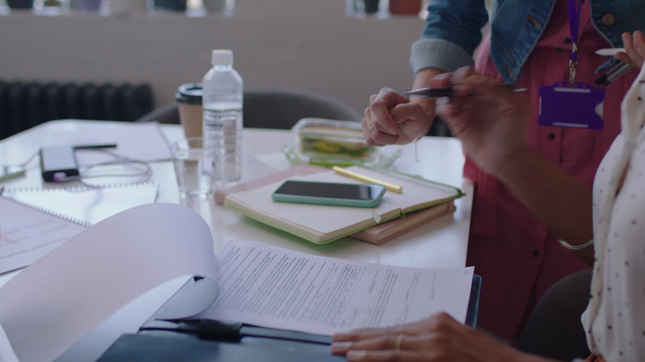 mujer de negocios firmando contratos, acuerdos, firma de clientes, disfrutando de una asociación exitosa para el desarrollo de una empresa nueva, discutiendo el papeleo en una reunión de oficina.