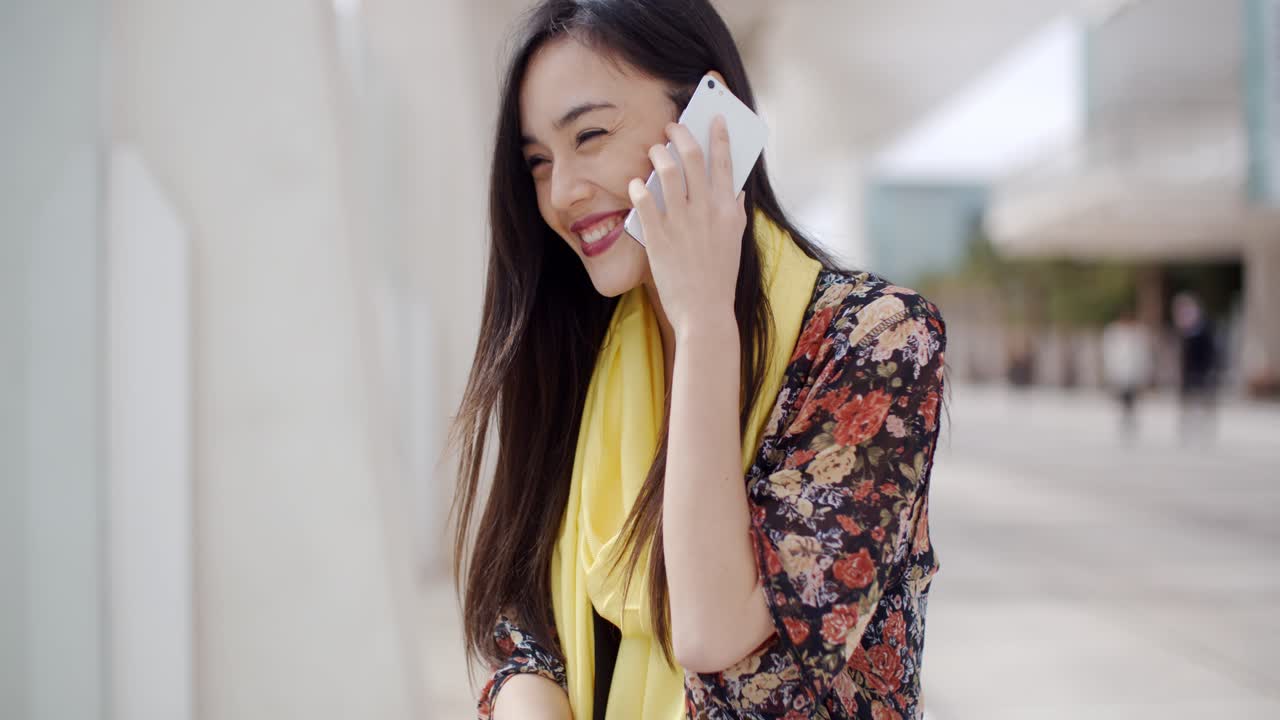 그녀의 휴대 전화에 전화를 듣고 젊은 여자