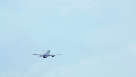 avión ganando altura y volando lejos
