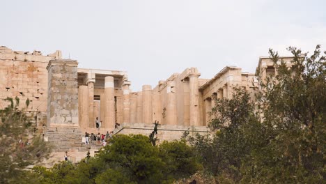 vista panorámica del partenón con la naturaleza circundante