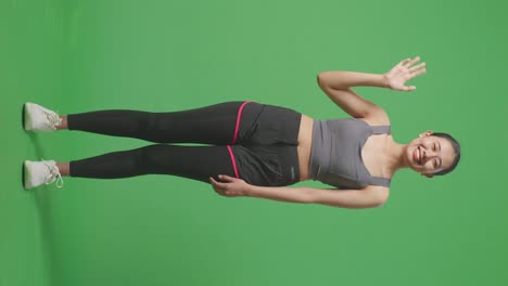 mujer en ropa deportiva agitando