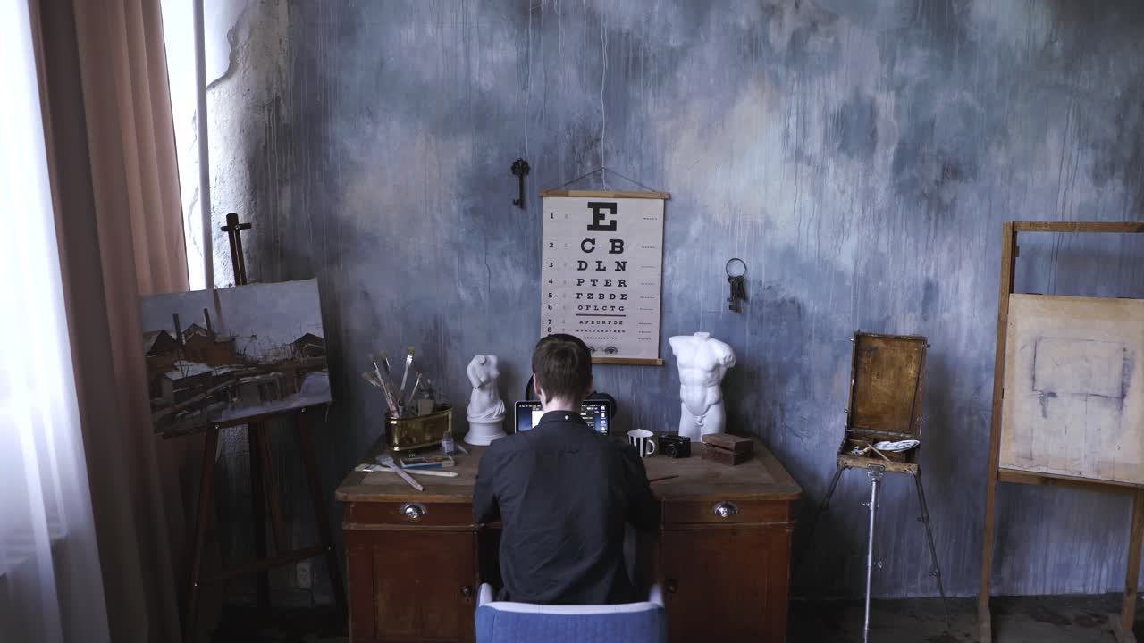 artista en el trabajo en un estudio creativo