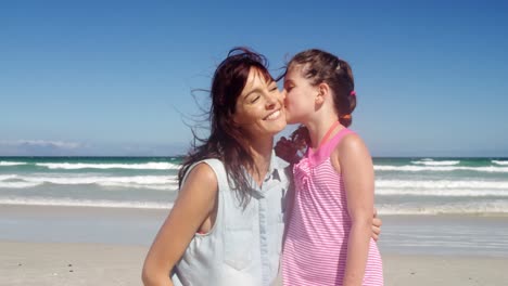 Liebevolle-Tochter,-Die-Ihre-Mutter-Am-Strand-Küsst