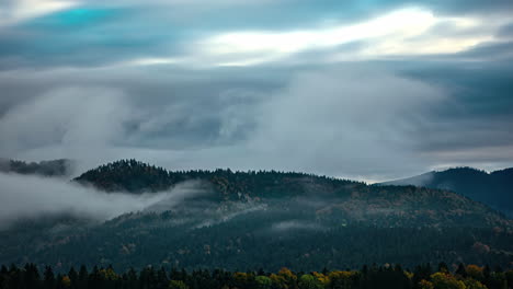 Berg-Von-Dicken-Wolken-Bedeckt,-Morgenlicht-In-Der-Wildnis