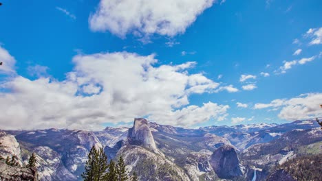 timelapse - hermosas nubes moviéndose sobre la mitad de la cúpula en yosemite - 4k