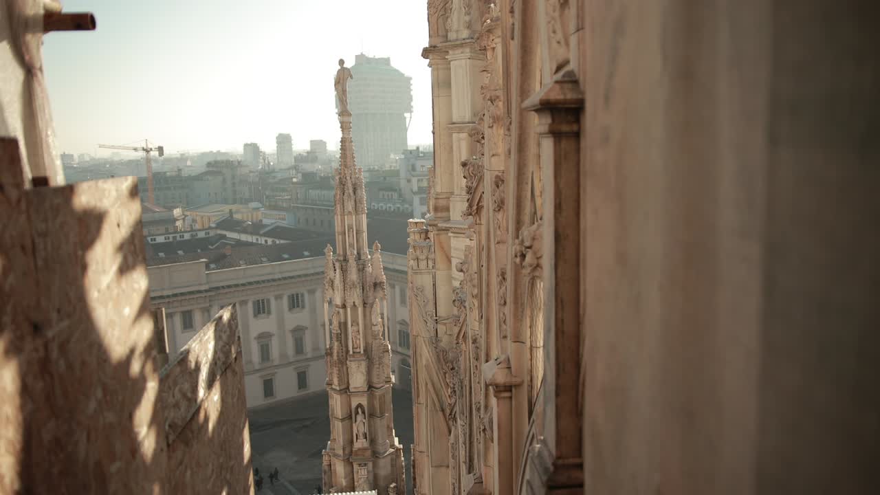 esculturas de santos y mártires que decoran la catedral de milán duomo de milán