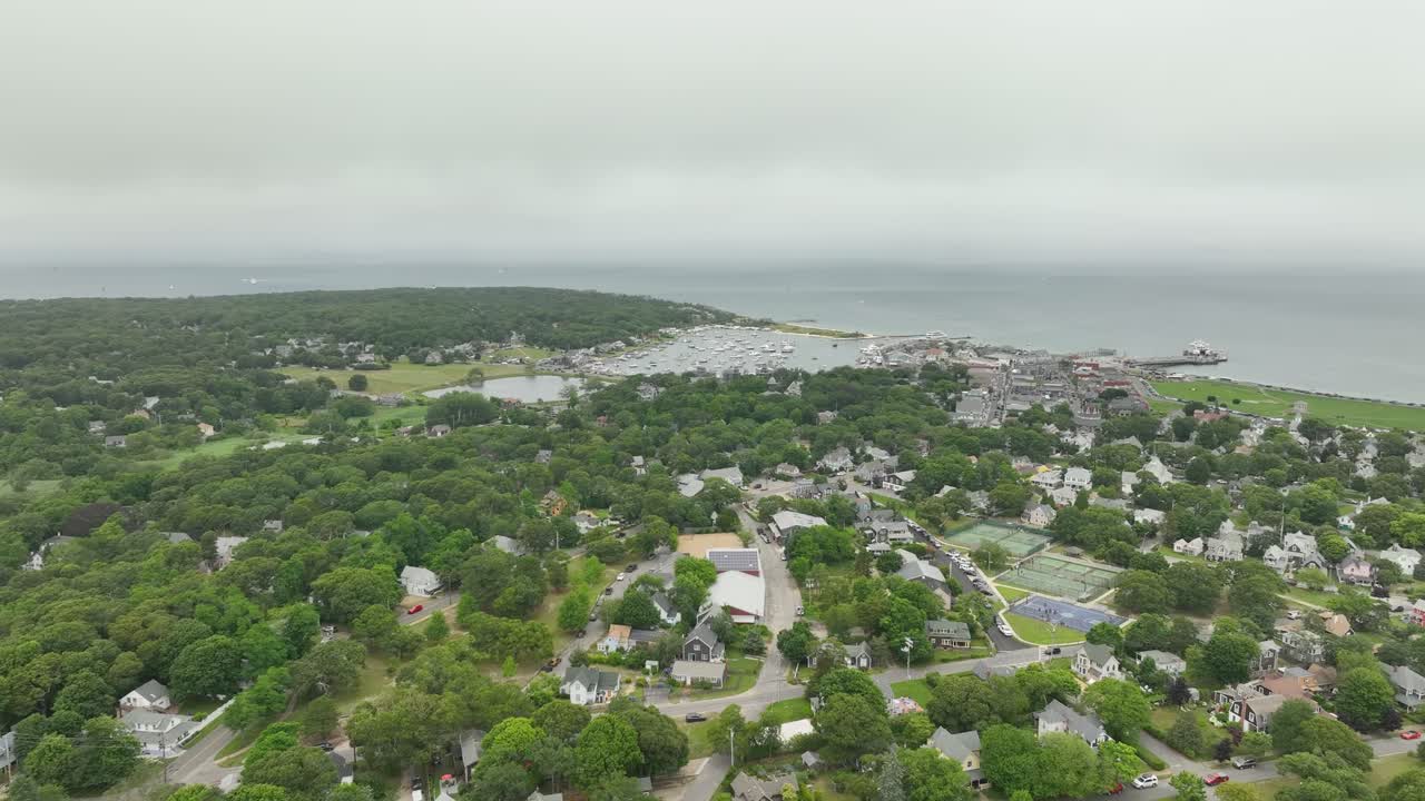 un dron se acerca a una ciudad costera en cape cod, massachusetts.
