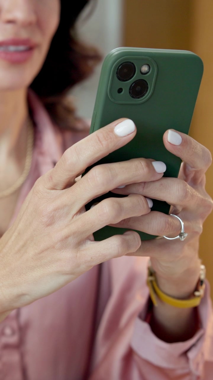 Donna che usa lo smartphone in un ambiente informale