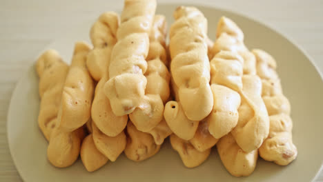 Palo-De-Merengue-De-Almendras-En-El-Plato---Estilo-De-Postre-De-Bocadillo-Francés