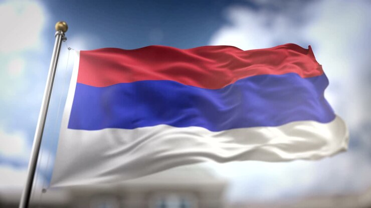 republik srpska-flagge schwingt in langsamer bewegung 3d-rendering blauer himmel-hintergrund - nahtlose schleife 4k