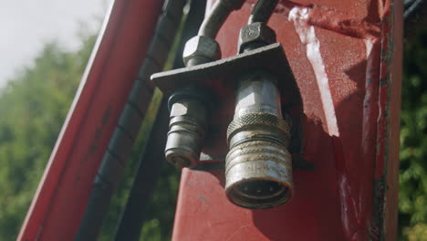 disparo de cerca de un conector de energía en un brazo de una mini excavadora