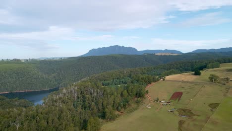 Vista-Aérea-Del-Monte-Roland,-El-Lago-Barrington-Y-Las-Tierras-Agrícolas-Rurales-Cerca-De-Sheffield-En-Tasmania,-Australia