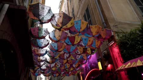paraguas decorados de colores en un estrecho callejón europeo