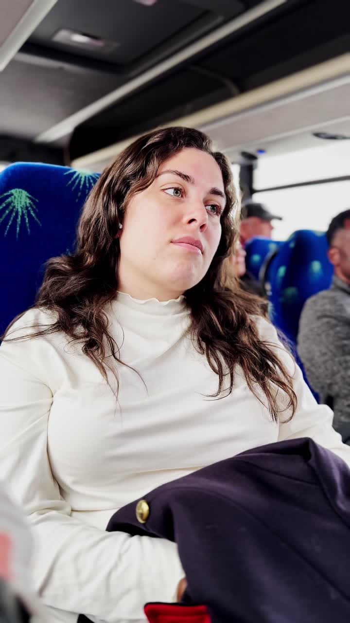Jovem mulher pensativa em viagem de ônibus