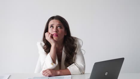 mujer soñadora trabajo aburrido expresión meme