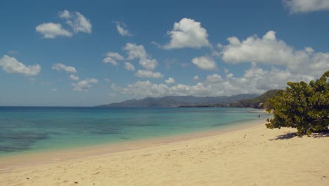 Eine-Zeitrafferaufnahme-Eines-Entspannenden-Strandes-In-St.-George,-Grenada