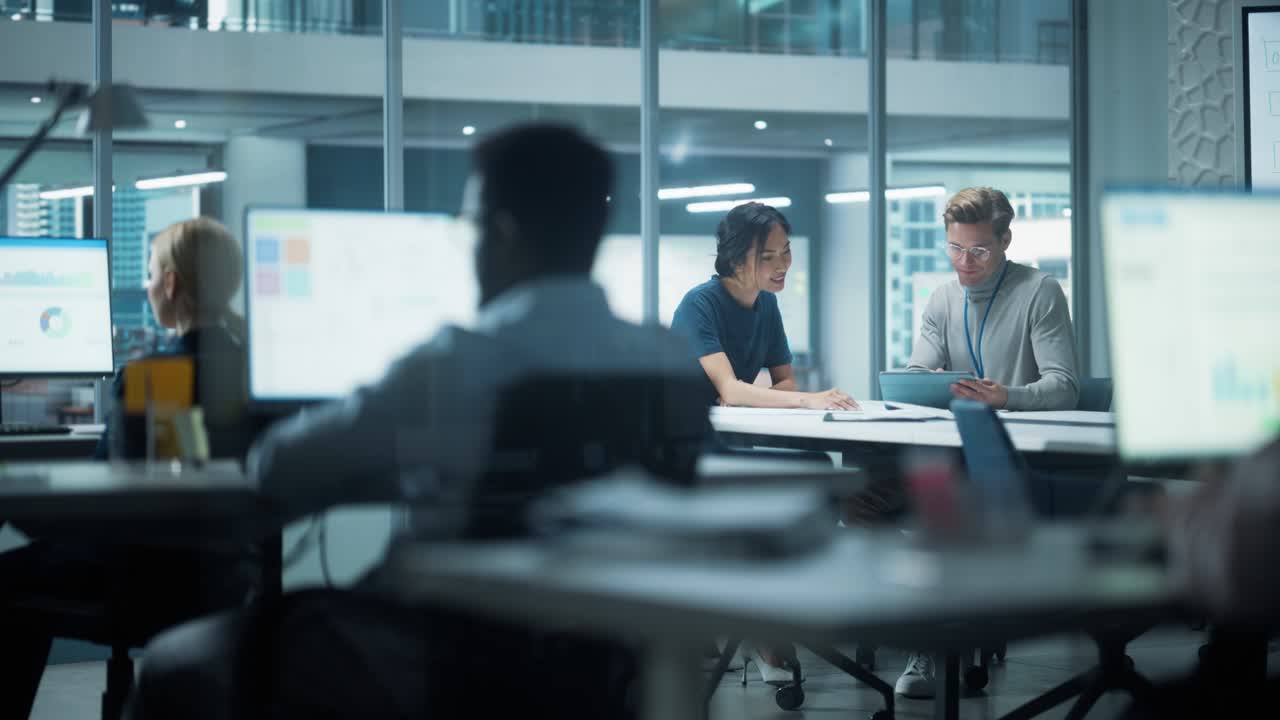 현대적인 대도시 사무실에서 일하고 토론하는 다양한 관리자 팀, 동료들이 새로운 비즈니스 기회에 대해 일하고, ceo가 직원들과 만나고, 미래에 투자하는 것에 대해 이야기합니다.