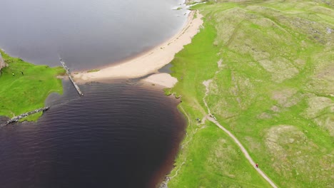 tiro aéreo hacia abajo volando sobre el castillo de ardvreck en escocia