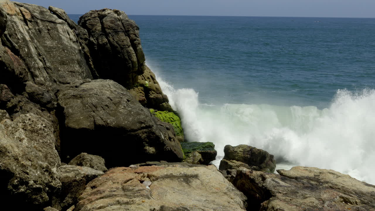 las olas del océano chocando contra las rocas