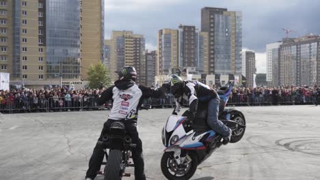 espectáculo de acrobacias de motocicleta en la ciudad