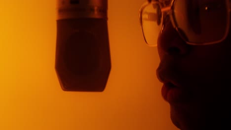 cantante grabando en el estudio