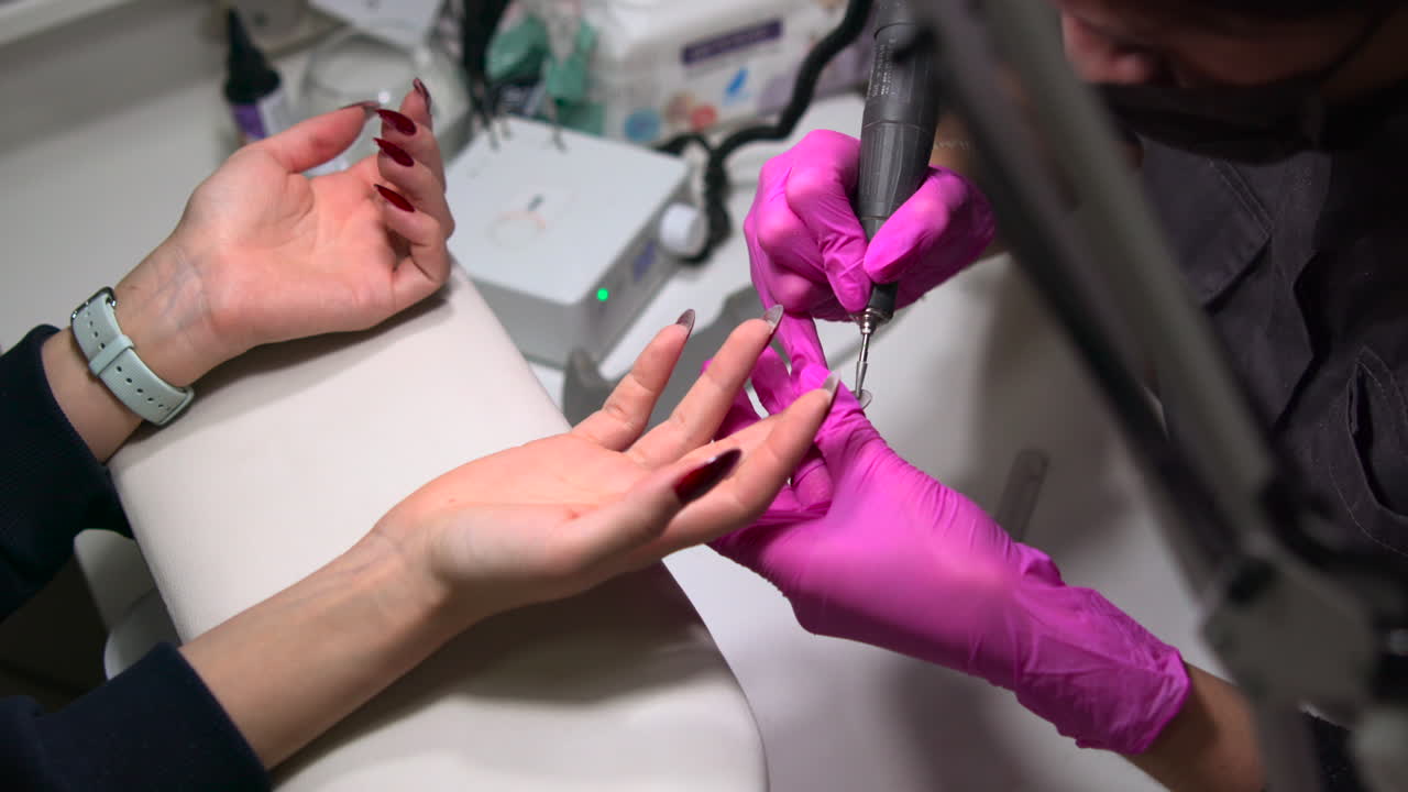 Le procédé de manucure dans le salon