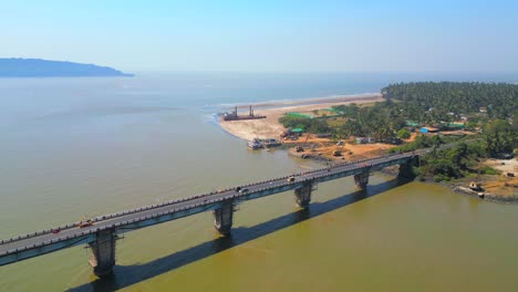 Barco-De-Pesca-En-El-Río-De-Ancho-A-Primer-Plano-Vista-De-Pájaro