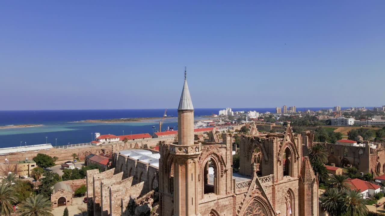 라라 무스타파 파샤 카미 모스크 (lala mustafa pasha mosque) 는 북 키프로스의 파마구스타에 있는 오래된 대성당이다.