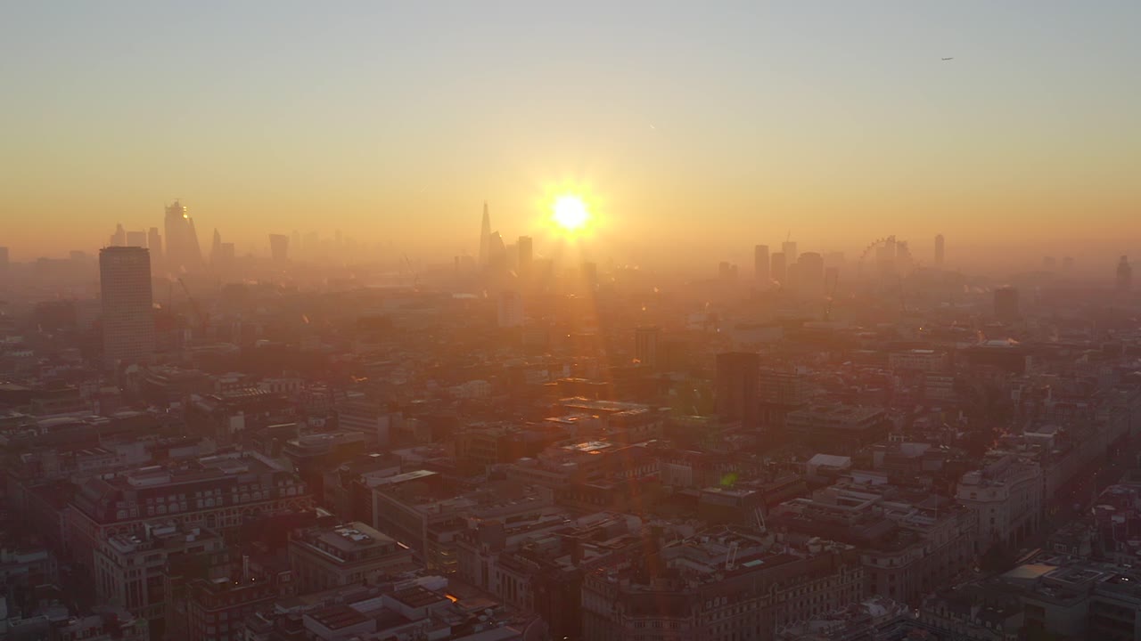 Pôr do Sol Deslumbrante sobre a Paisagem Urbana de Londres